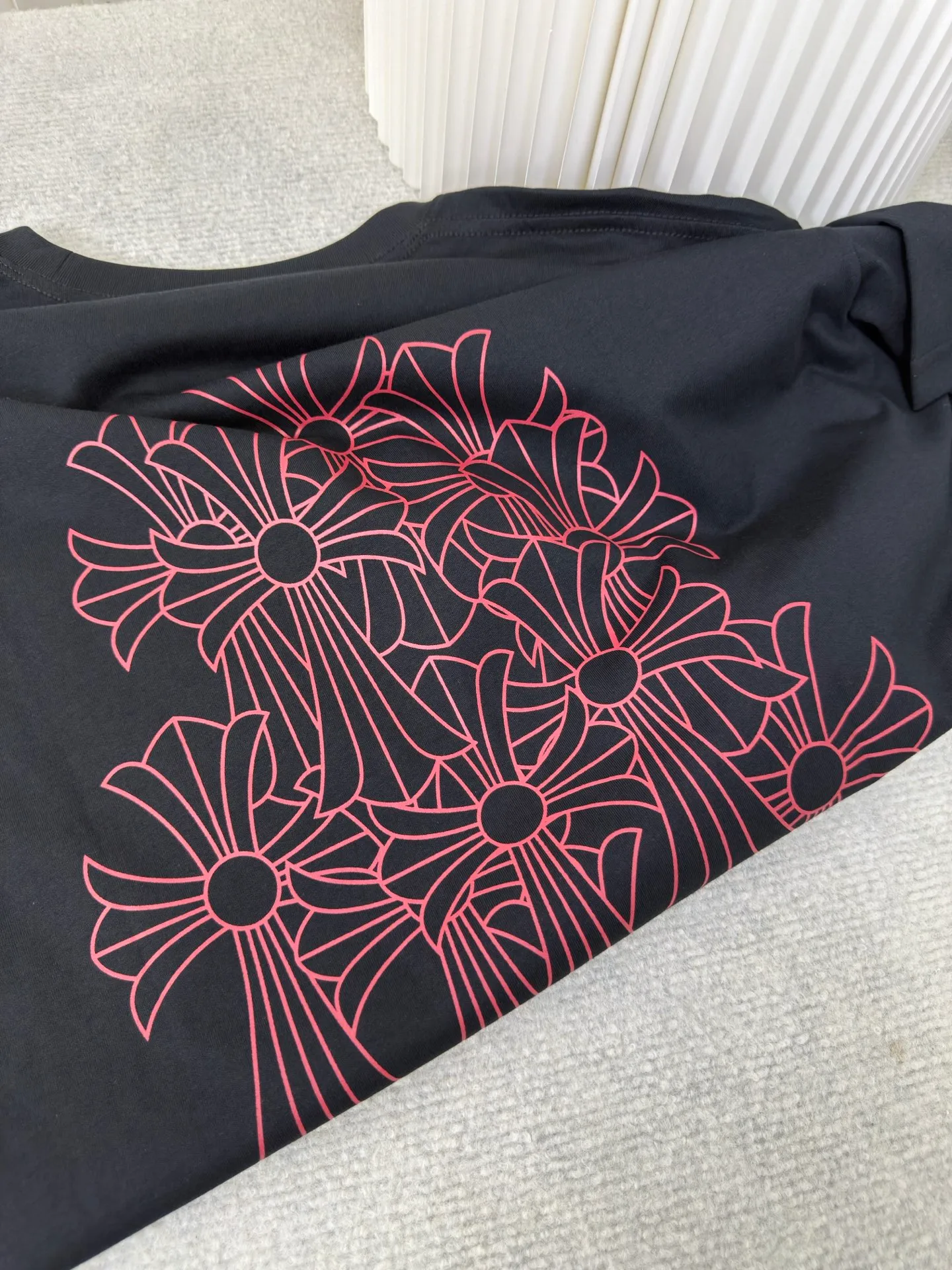 P240 Chrome Hearts/Vine Sword Phantom Cross Short Sleeves Authentic Open Edition - Physical Counter - Top Luxury Quality 🆚 Instant sale of all editions on the market Fabric is made of 26 weave 200g cotton material Printing is done with hand glue printing Customized accessories Size S M L